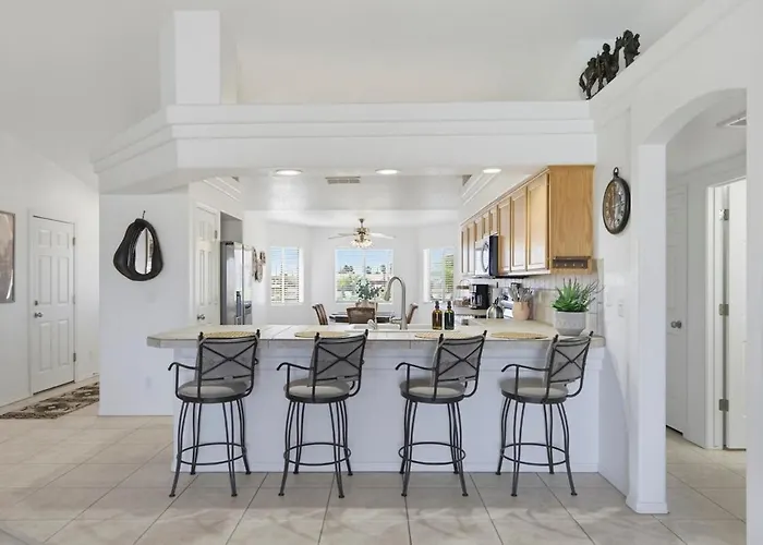 Desert Horizon Retreat Pool, & Desert Views * Lake Havasu City