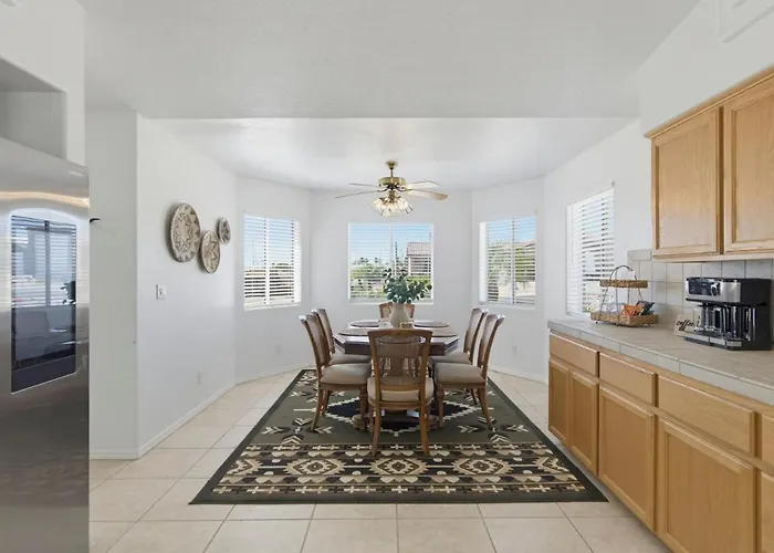 Desert Horizon Retreat Pool, & Desert Views * Lake Havasu City