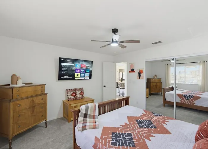 Desert Horizon Retreat Pool, & Desert Views * Lake Havasu City